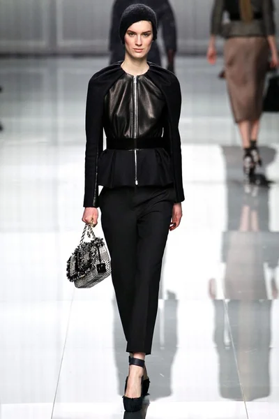 Look 10